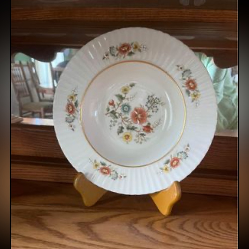 Lenox Fancy Bowl without the stand .i just used the stand to show the plate